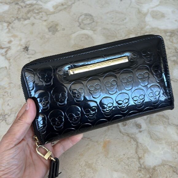 Betsey Johnson Black Skulls Zip Around Wristlet Wallet - Picture 4 of 12